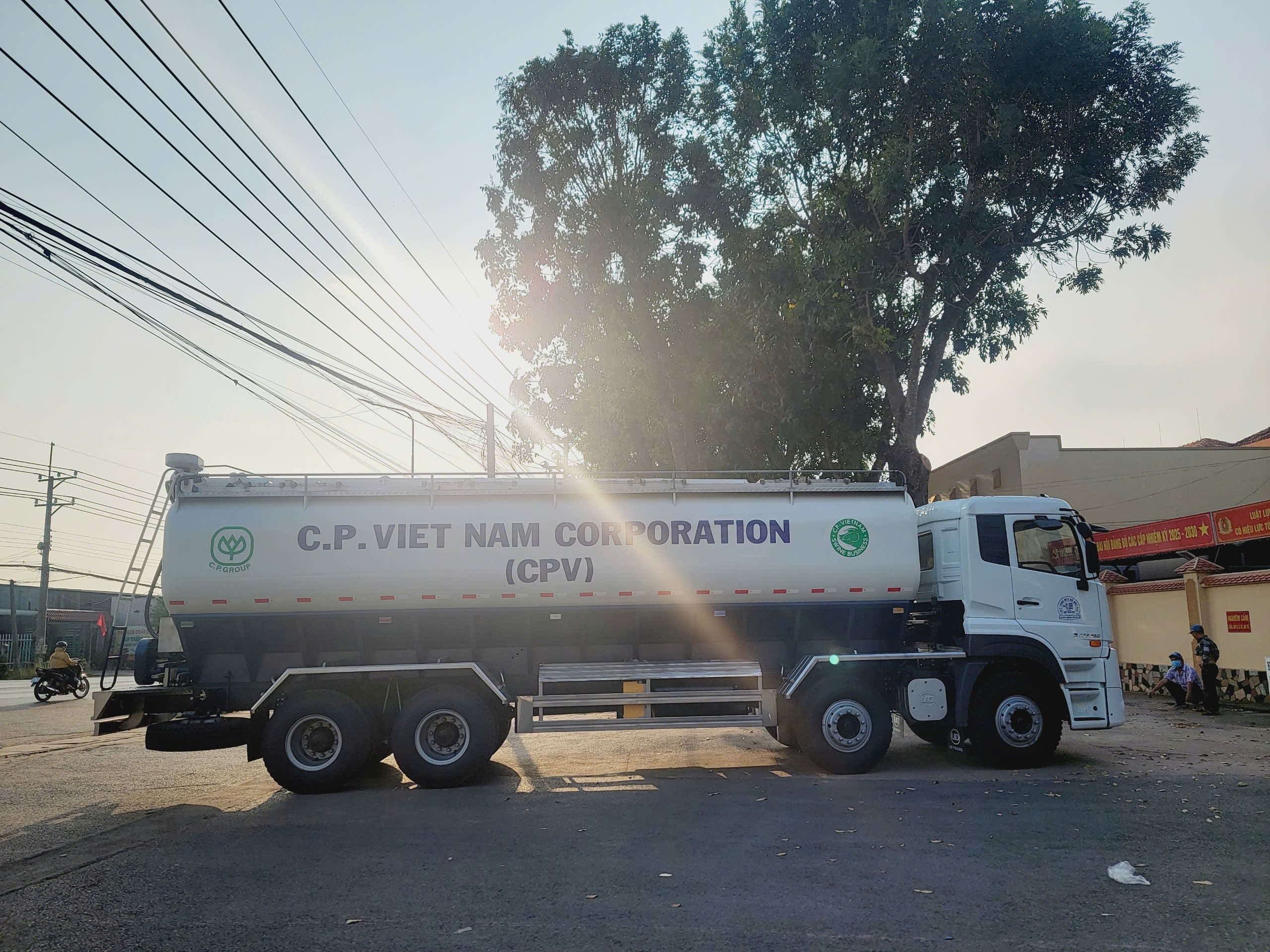 Xe_bon_cam_4_chan_ud_17T